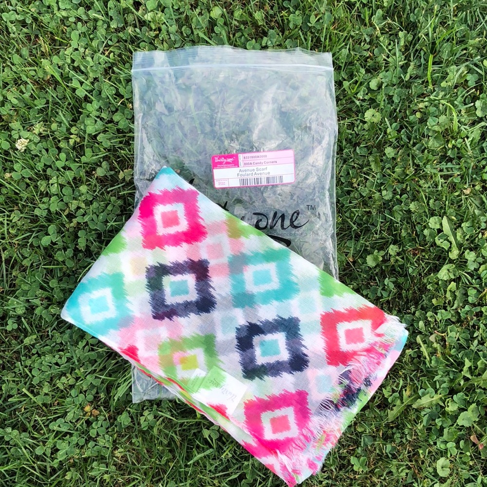 NWT thirty-one Avenue Scarf